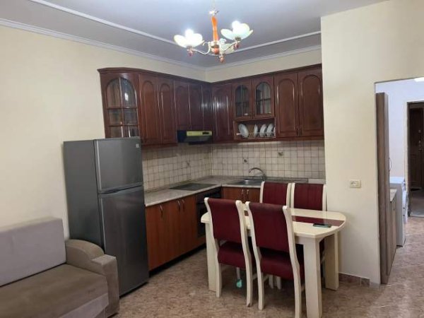 Tirane, jepet me qera apartament 3+1 Kati 4, 120 m² 500 Euro (Rruga e Dibres)