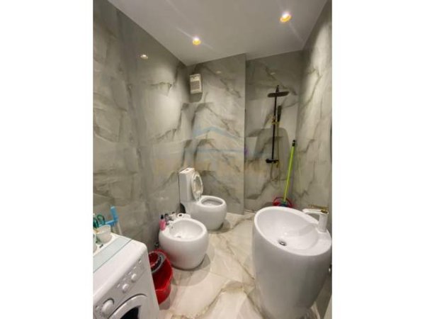Tirane, jepet me qera apartament 1+1+BLK Kati 9, 60 m² 600 Euro (zogu zi)