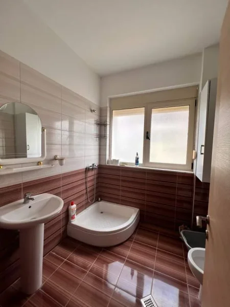 Tirane, jepet me qera apartament 1+1 70 m² 350  (Liqeni i Thate)