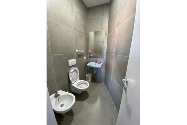 Tirane, jepet me qera zyre Kati 1, 290 m² 2.300 Euro (Fusha e Aviacionit)