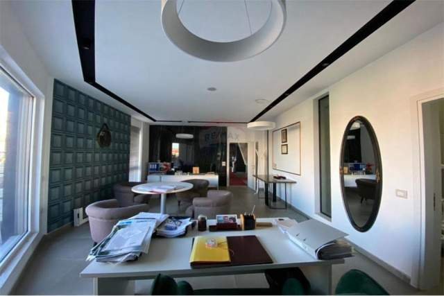 Tirane, jepet me qera zyre Kati 1, 290 m² 2.300 Euro (Fusha e Aviacionit)
