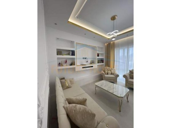Tirane, jepet me qera Vile 2 Katshe Kati 2, 440 m² 1.500 Euro (Farke)