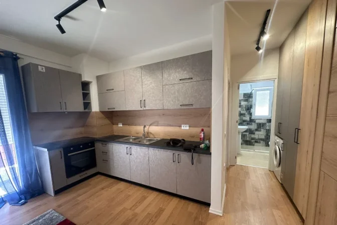 Tirane, jepet me qera apartament 1+1+Ballkon Kati 3, 70 m² 570 € (selite)