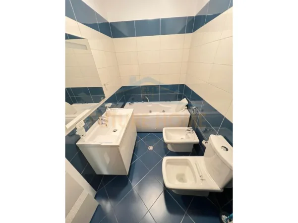 Tirane, jepet me qera apartament 2+1+Ballkon Kati 8, 104 m² 550 € (Unaza e Re)