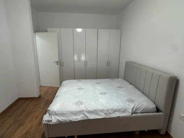 Tirane, jepet me qera apartament 1+1+Ballkon Kati 3, 72 m² 300 € (Rruga kryesore. Prane ullirit)
