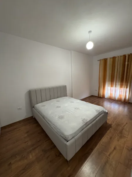 Tirane, jepet me qera apartament 1+1+Ballkon Kati 3, 72 m² 300 € (Rruga kryesore. Prane ullirit)