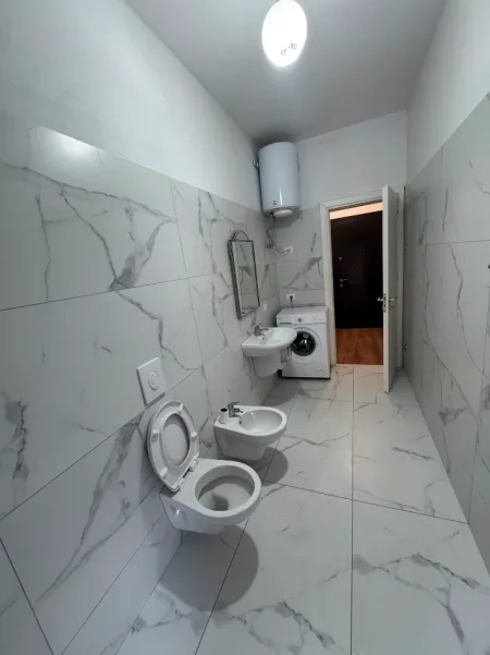 Tirane, jepet me qera apartament 1+1+Ballkon Kati 3, 72 m² 300 € (Rruga kryesore. Prane ullirit)