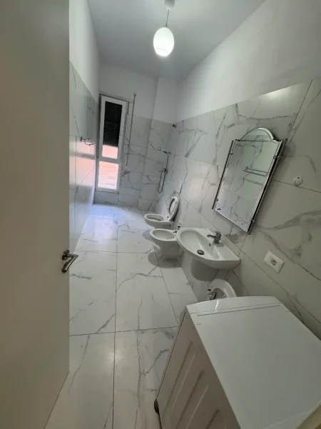Tirane, jepet me qera apartament 1+1+Ballkon Kati 3, 72 m² 300 € (Rruga kryesore. Prane ullirit)