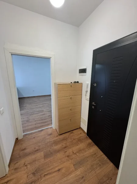 Tirane, jepet me qera apartament 1+1+Ballkon Kati 3, 72 m² 300 € (Rruga kryesore. Prane ullirit)