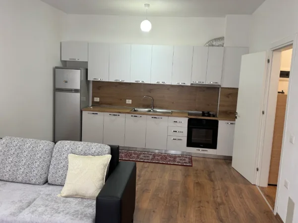 Tirane, jepet me qera apartament 1+1+Ballkon Kati 3, 72 m² 300 € (Rruga kryesore. Prane ullirit)