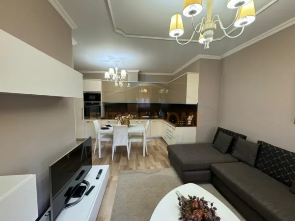 Tirane, jepet me qera apartament 2+1+Ballkon Kati 2, 90 m² 650 € (Tregu Elektrik)