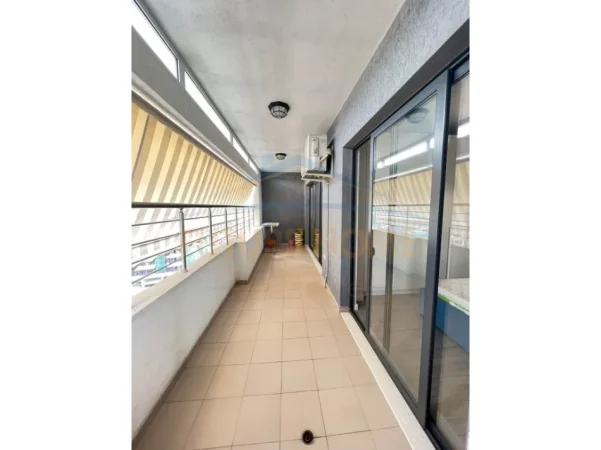 Tirane, jepet me qera apartament 1+1 Kati 8, 104 m² 550 € (pranë Rotondos, Unaza e Re, Tiranë.)