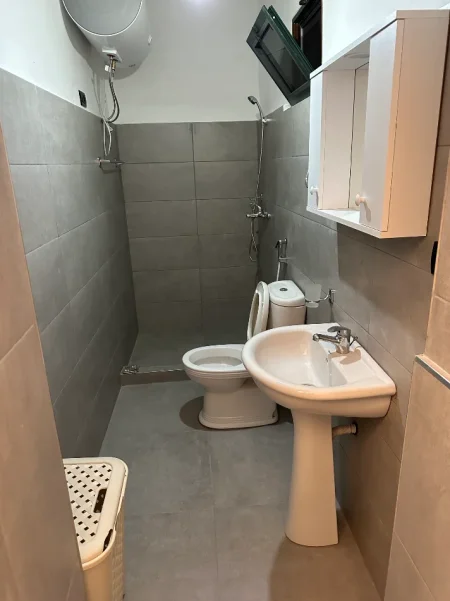 Tirane, jepet me qera garsonier 1+1 Kati 1, 45 m² 450 € (Dhimitër Shuteriqi)