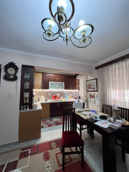 Tirane, shitet apartament 2+1+Ballkon Kati 5, 76 m² 166.000 € (Pazar i Ri)