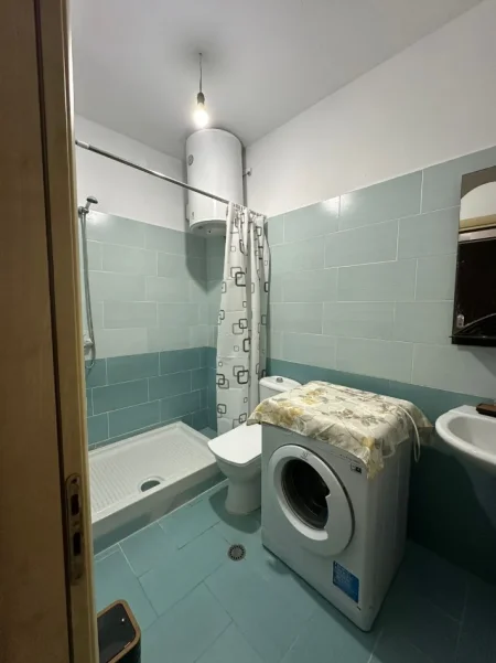 Tirane, jepet me qera apartament 1+1 Kati 5, 70 m² 500 € (Komoleksi Grand)
