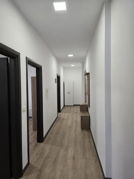 Tirane, shitet apartament 2+1+Ballkon Kati 5, 185.000 € (Kristal center)