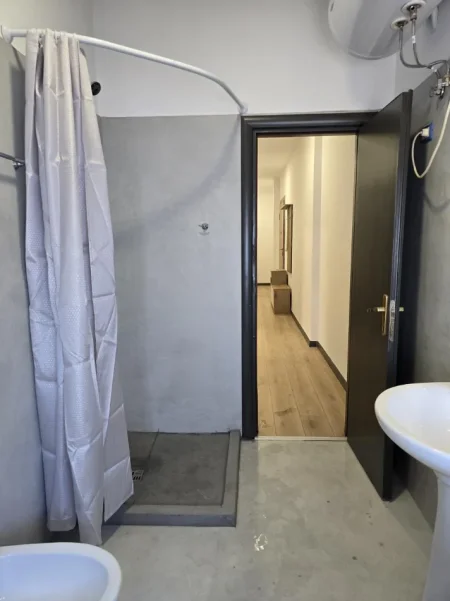 Tirane, shitet apartament 2+1+Ballkon Kati 5, 185.000 € (Kristal center)