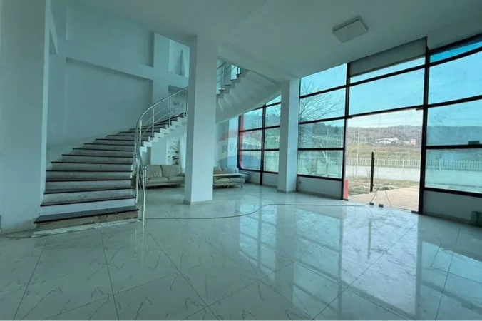 Tirane, jepet me qera ambjent biznesi Kati 0, 1.740 m² 7.500 € (Vaqarr)