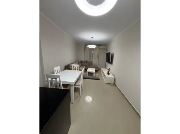 Tirane, jepet me qera apartament 2+1+Ballkon Kati 7, 74 m² 850 € (21 Dhjetori)