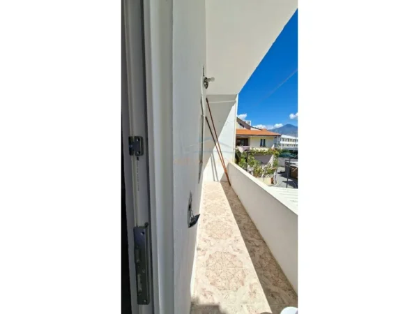 Tirane, jepet me qera apartament 1+1+Ballkon Kati 2, 95 m² 470 € (Rruga e Durresit)