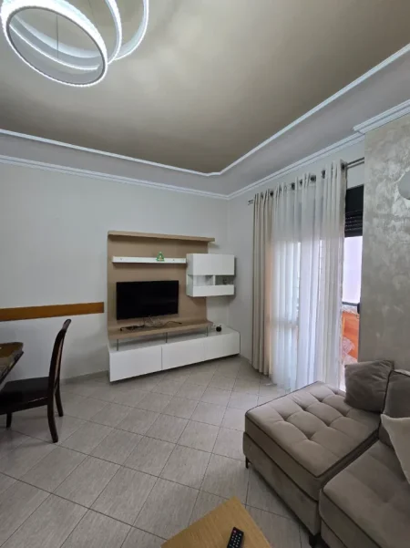 Tirane, jepet me qera apartament 2+1+Aneks+Ballkon Kati 5, 107 m² 850 € 