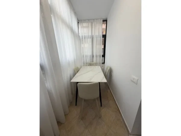 Tirane, jepet me qera apartament 1+1 Kati 2, 54 m² 650 € (Komuna Parisit)