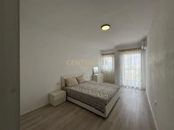 Tirane, jepet me qera apartament 1+1 Kati 7, 81 m² (Rruga e Durresit)