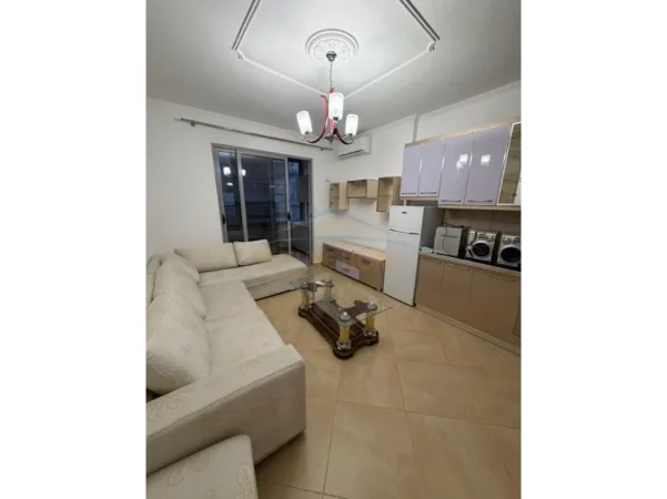 Tirane, jepet me qera apartament 1+1+Ballkon Kati 3, 55 m² 470 € (Unaza e Re)