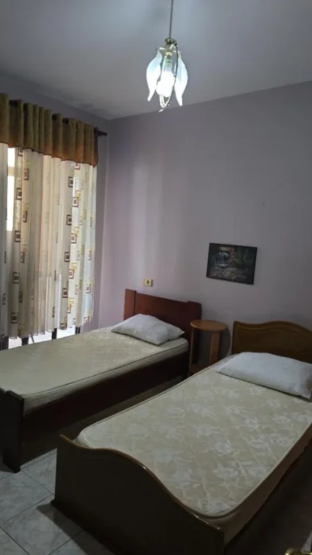Tirane, jepet me qera apartament 1+1+Aneks+Ballkon Kati 3, 75 m² 480 € (Rruga Frosina Plaku)