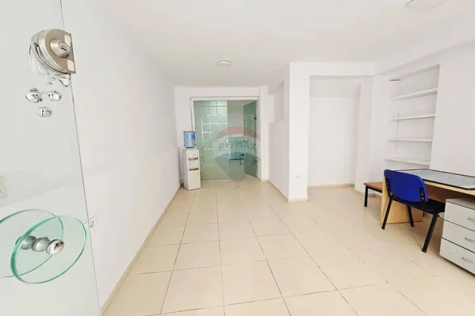 Tirane, jepet me qera dyqan , 60 m² 520 € (Rruga Fortuzi, Tiranë)