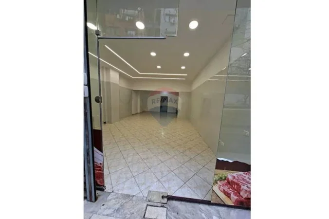 Tirane, jepet me qera dyqan , 69 m² 620 € 