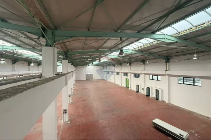 Tirane, jepet me qera magazine , 5.000 m² 7.500 € 