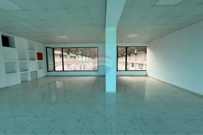 Tirane, jepet me qera magazine , 5.000 m² 7.500 € 