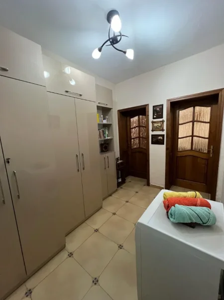 Shkoder, jepet me qera apartament 1+1+Aneks+Ballkon Kati 3, 350 € (Rruga Vasil Shanto, tek rreth rrotullimi, Parruce)