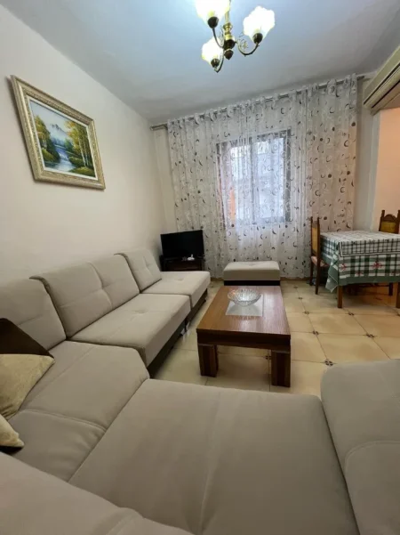 Shkoder, jepet me qera apartament 1+1+Aneks+Ballkon Kati 3, 350 € (Rruga Vasil Shanto, tek rreth rrotullimi, Parruce)