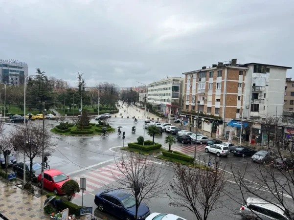 Shkoder, jepet me qera apartament 1+1+Aneks+Ballkon Kati 3, 350 € (Rruga Vasil Shanto, tek rreth rrotullimi, Parruce)