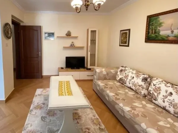 Tirane, jepet me qera apartament 1+1 Kati 4, 60 m² 550 € (Rruga Mine Peza, Tirane.)