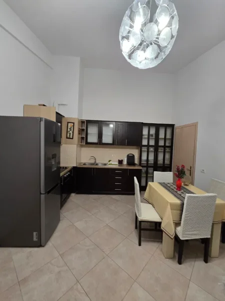 Tirane, jepet me qera apartament 1+1 Kati 5, 61 m² 400 € (Fresku)