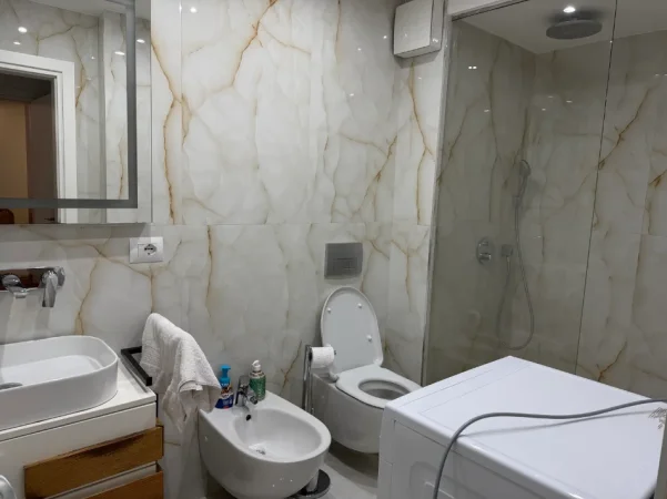 Tirane, jepet me qera apartament 2+1+Ballkon Kati 5, 95 m² 750 € (tek Liqeni i Thate , prane Hotel Radisson .)