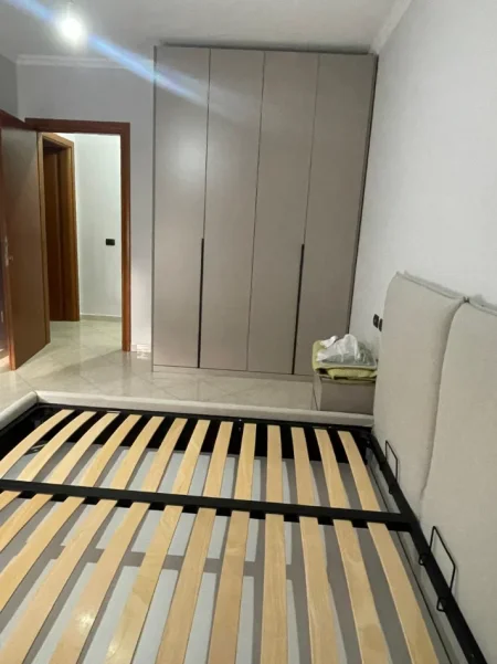 Tirane, jepet me qera apartament 2+1 Kati 4, 90 m² 700 € (9 Kateshet)