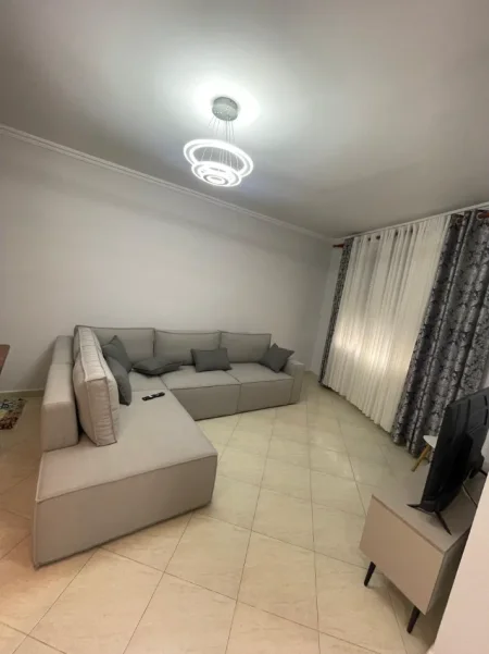 Tirane, jepet me qera apartament 2+1 Kati 4, 90 m² 700 € (9 Kateshet)