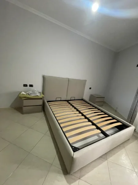Tirane, jepet me qera apartament 2+1 Kati 4, 90 m² 700 € (9 Kateshet)