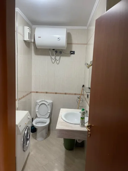 Tirane, jepet me qera apartament 2+1 Kati 4, 90 m² 700 € (9 Kateshet)