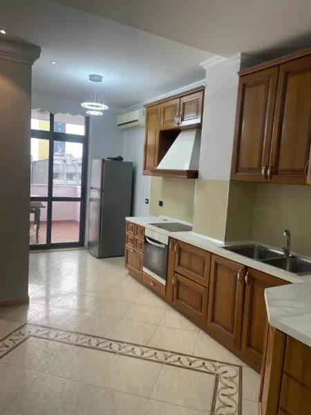 Tirane, jepet me qera apartament 2+1 Kati 4, 90 m² 700 € (9 Kateshet)