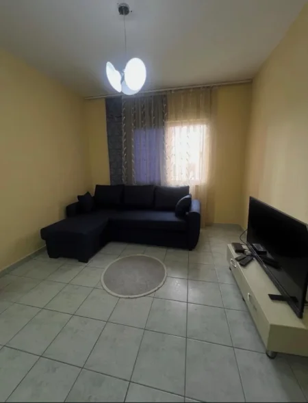Tirane, jepet me qera apartament 1+1+Ballkon Kati 8, 70 m² 550 € (Komuna Parisit)