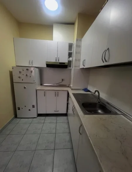 Tirane, jepet me qera apartament 1+1+Ballkon Kati 8, 70 m² 550 € (Komuna Parisit)