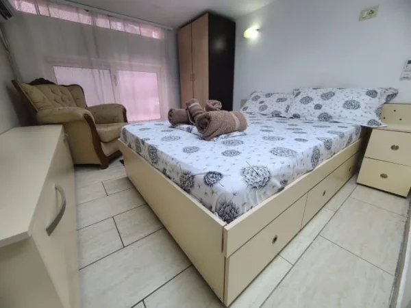 Tirane, jepet me qera garsonier 1+1+Aneks+Ballkon Kati 2, 41 m² 370 € (rruga 5 maji , rruga ferit xhajko , concord center)