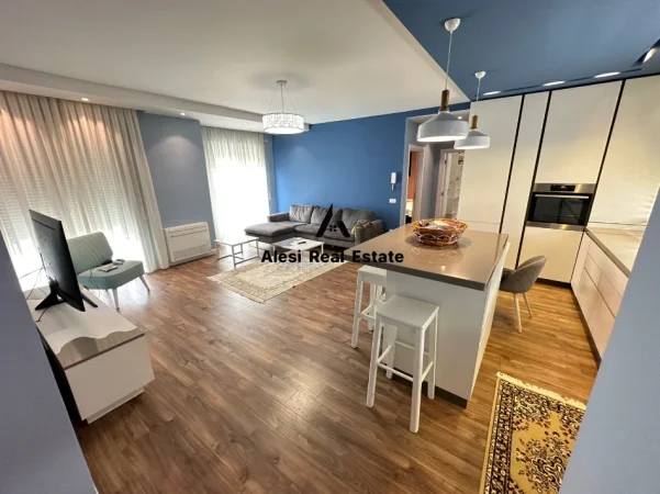 Tirane, jepet me qera apartament 2+1 Kati 7, 1.300 € 