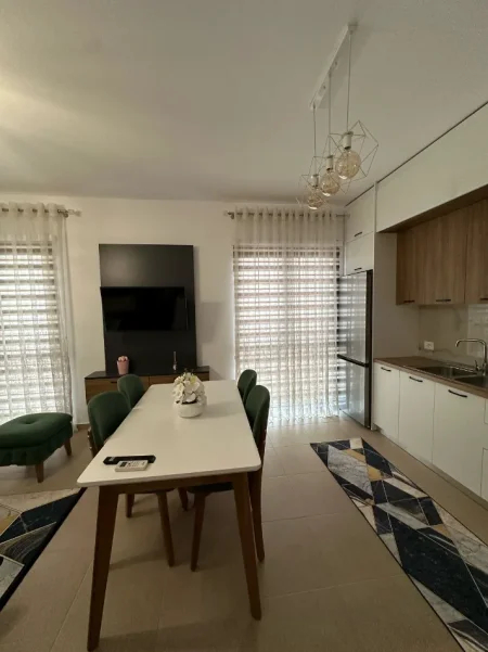 🏠 Jepet me Qira Super Apartament  1+1 tek ,Qsut, Farmacia 10,  600 € (Farmacia 10)