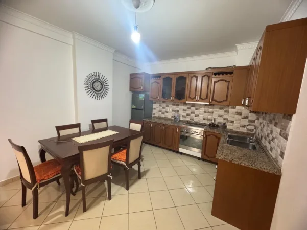 Tirane, jepet me qera apartament 1+1 , 128 m² 500 € 